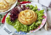 Розы из рыбы и картофельного пюре
