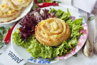 Розы из рыбы и картофельного пюре