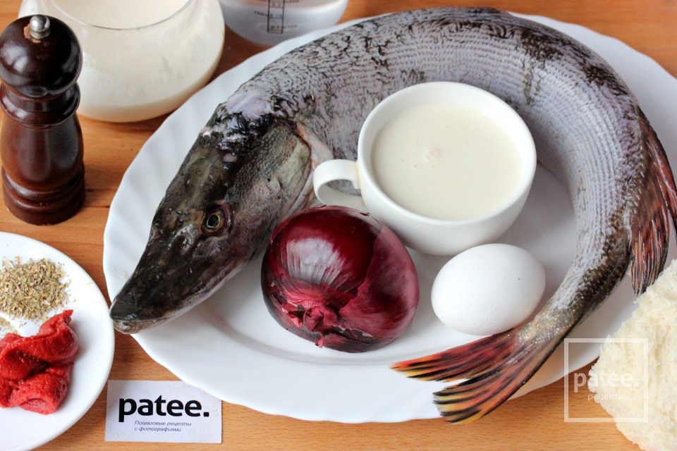 Биточки из щуки в томатном соусе - Шаг 1