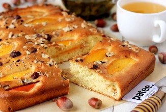 Пирог с хурмой и фундуком