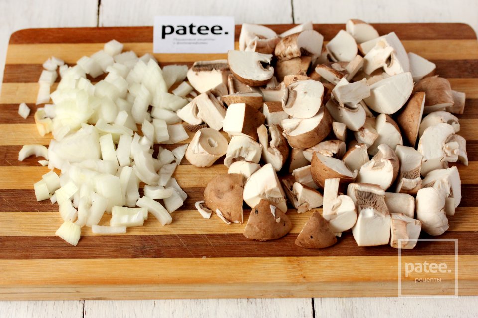 Салат с ветчиной, грибами и корейской морковью Красный дракон - Шаг 2