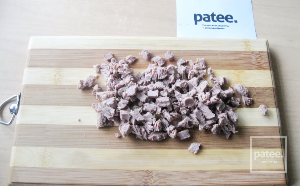 Салат Оливье с телятиной и раковыми шейками - Шаг 5