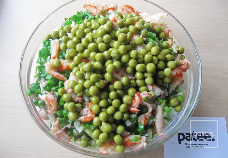 Салат Оливье с телятиной и раковыми шейками - Шаг 9