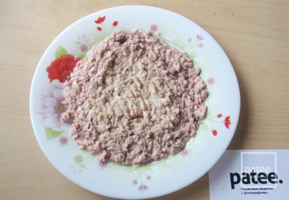 Слоёный салат из печени трески - Шаг 3