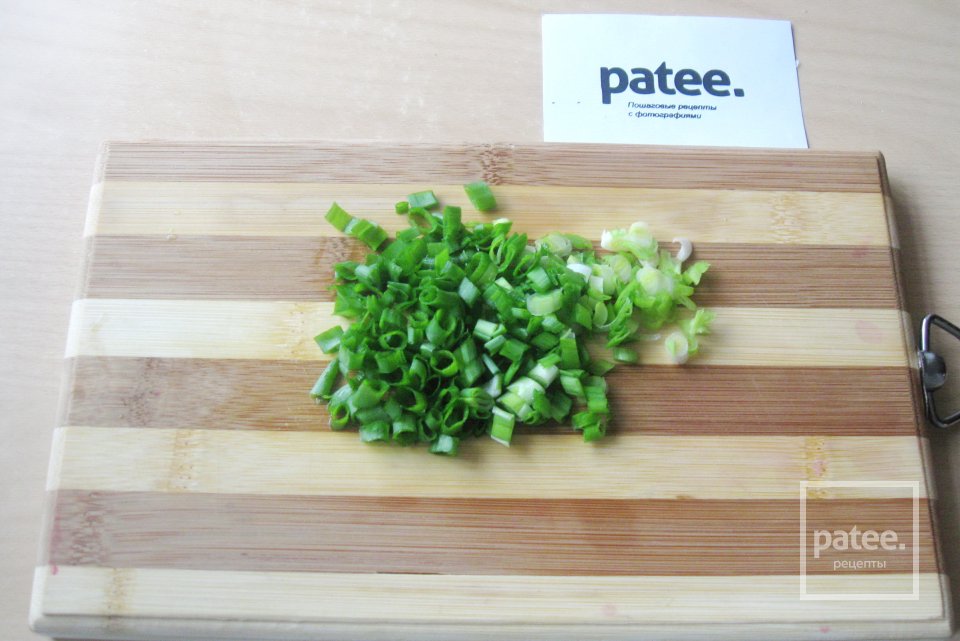 Слоёный салат из печени трески - Шаг 4