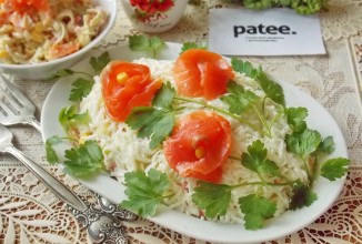 Салат с копченой форелью