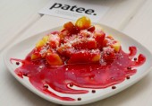 Манго с малиновым соусом