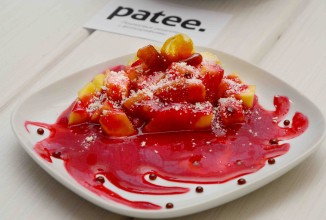 Манго с малиновым соусом