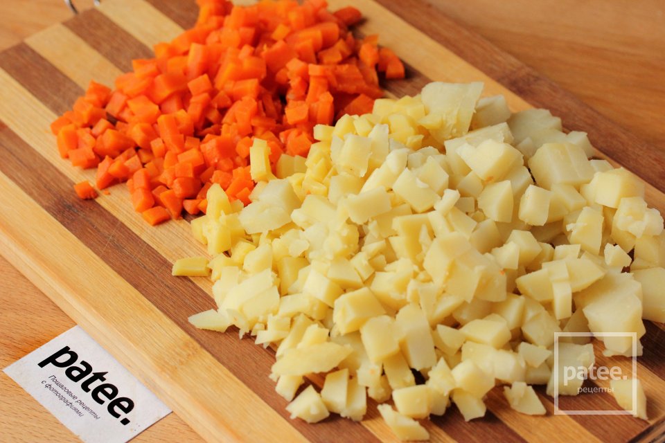 Винегрет с кальмарами и рубленым яйцом - Шаг 2