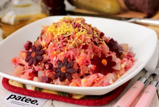 Винегрет с кальмарами и рубленым яйцом