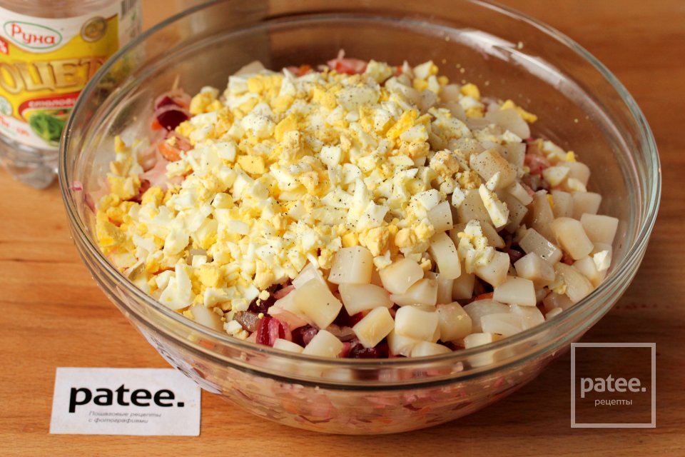 Винегрет с кальмарами и рубленым яйцом - Шаг 9