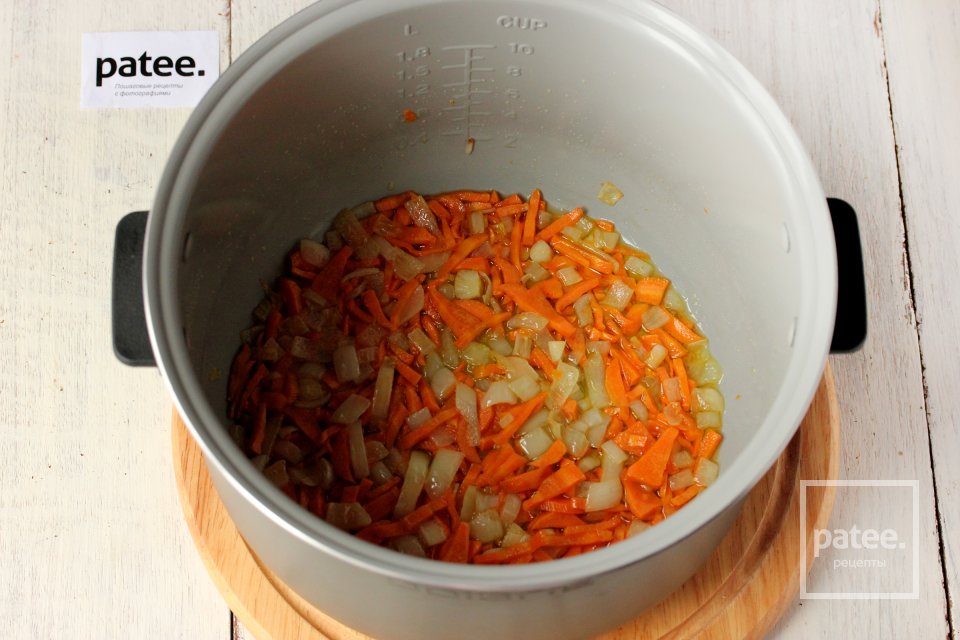 Рис с белыми грибами и куриными сердечками в мультиварке - Шаг 4