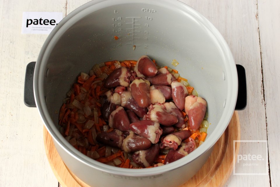 Рис с белыми грибами и куриными сердечками в мультиварке - Шаг 5