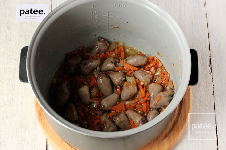 Рис с белыми грибами и куриными сердечками в мультиварке - Шаг 6