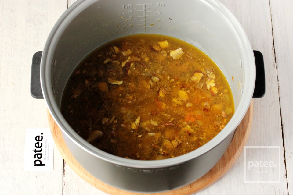 Рис с белыми грибами и куриными сердечками в мультиварке - Шаг 9