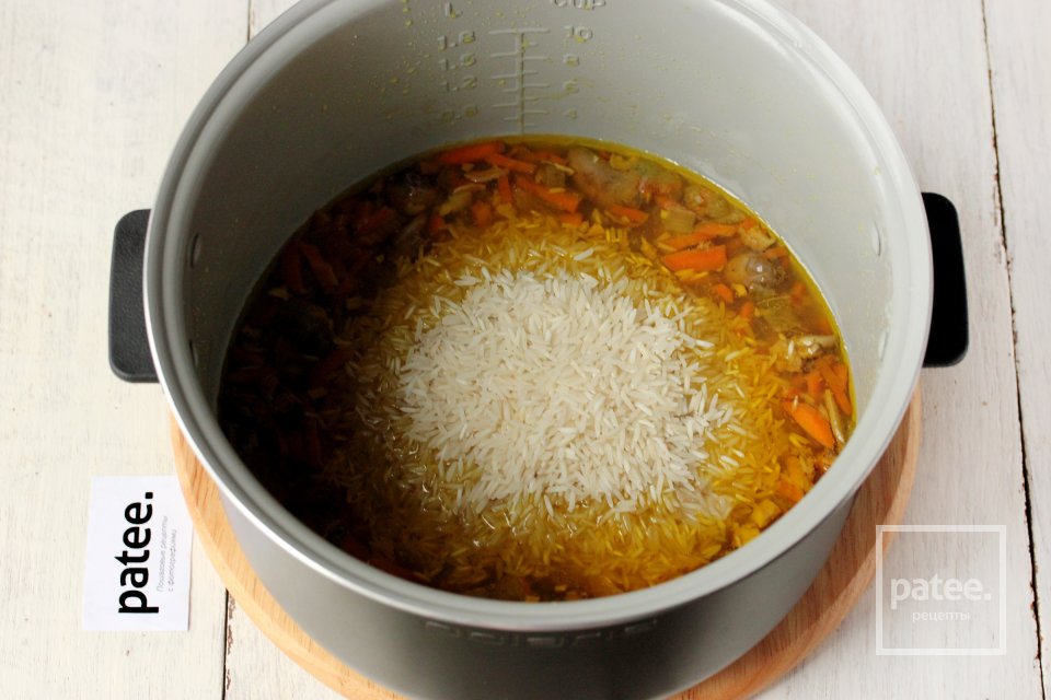Рис с белыми грибами и куриными сердечками в мультиварке - Шаг 10
