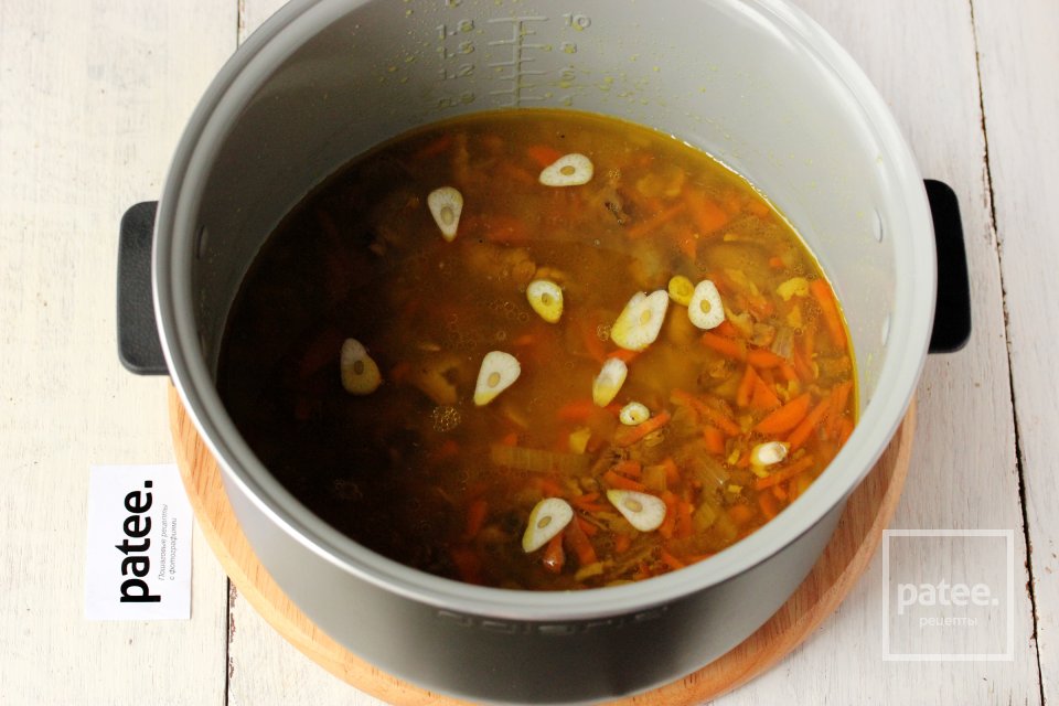 Рис с белыми грибами и куриными сердечками в мультиварке - Шаг 11