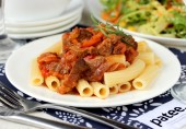 Паста с рагу из утиной грудки