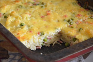 Макаронная запеканка с колбасой и зелёным горошком