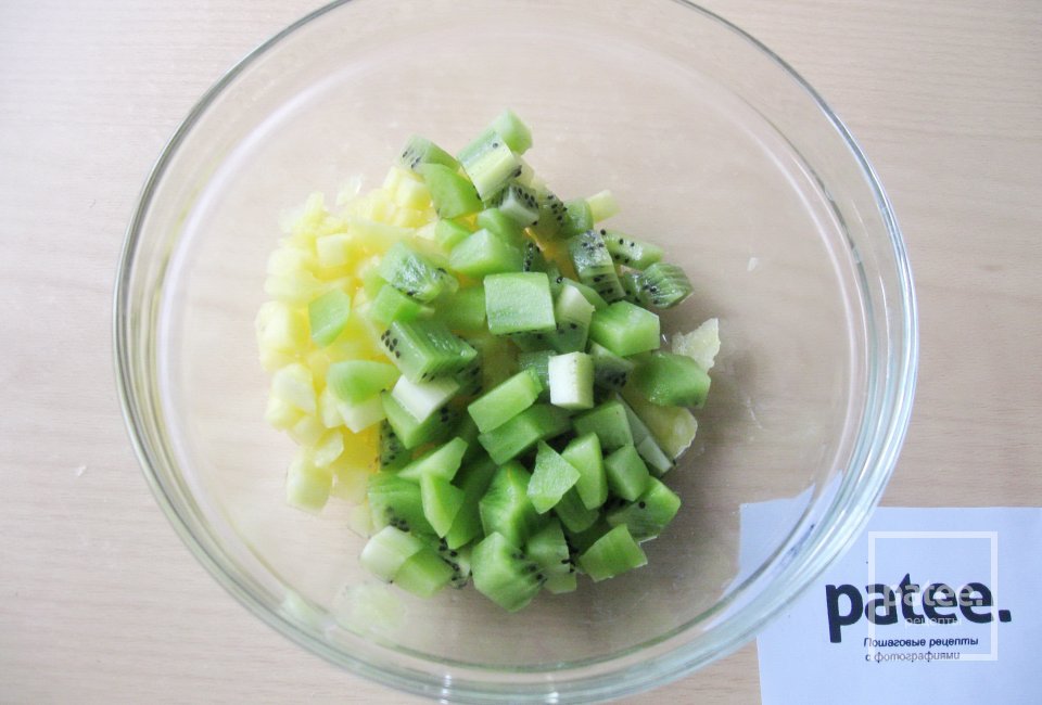 Фруктовый салат в ананасе Витамин - Шаг 6