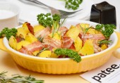 Картофельные дольки в беконе с розмарином