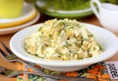Салат с курицей и сухариками