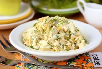 Салат с курицей и сухариками