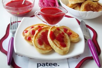 Дрожжевые оладьи с малиновым соусом