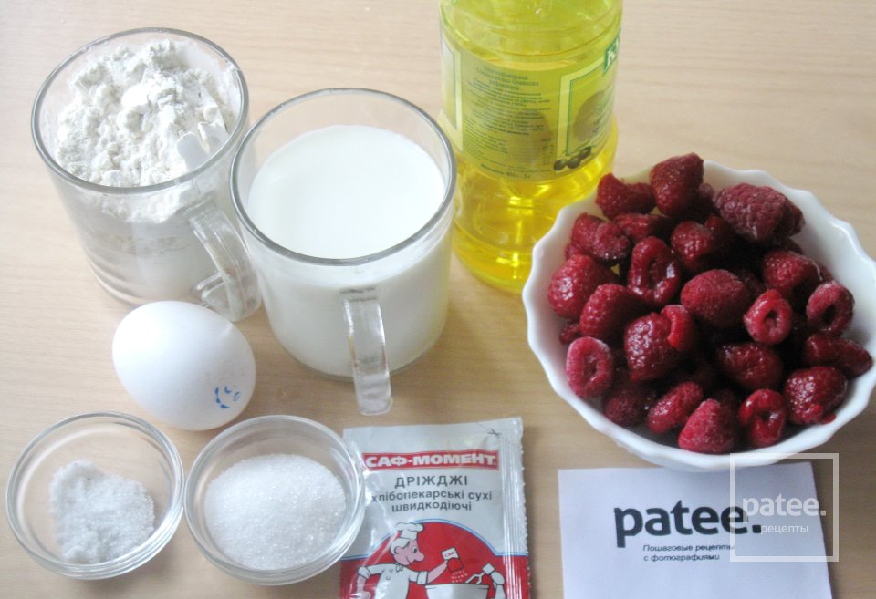 Дрожжевые оладьи с малиновым соусом - Шаг 1