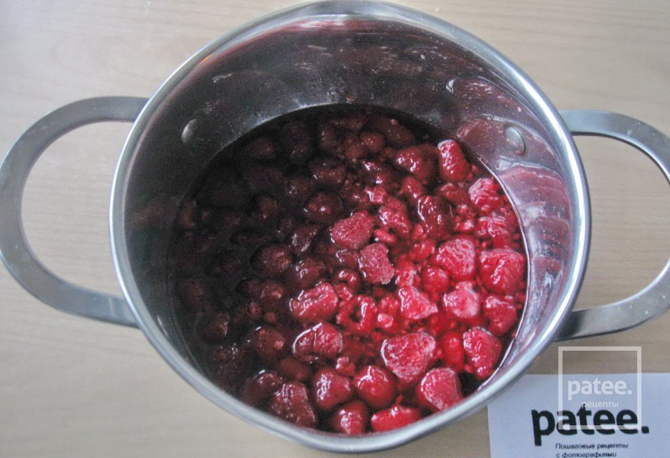 Дрожжевые оладьи с малиновым соусом - Шаг 6