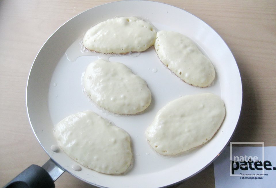 Дрожжевые оладьи с малиновым соусом - Шаг 12