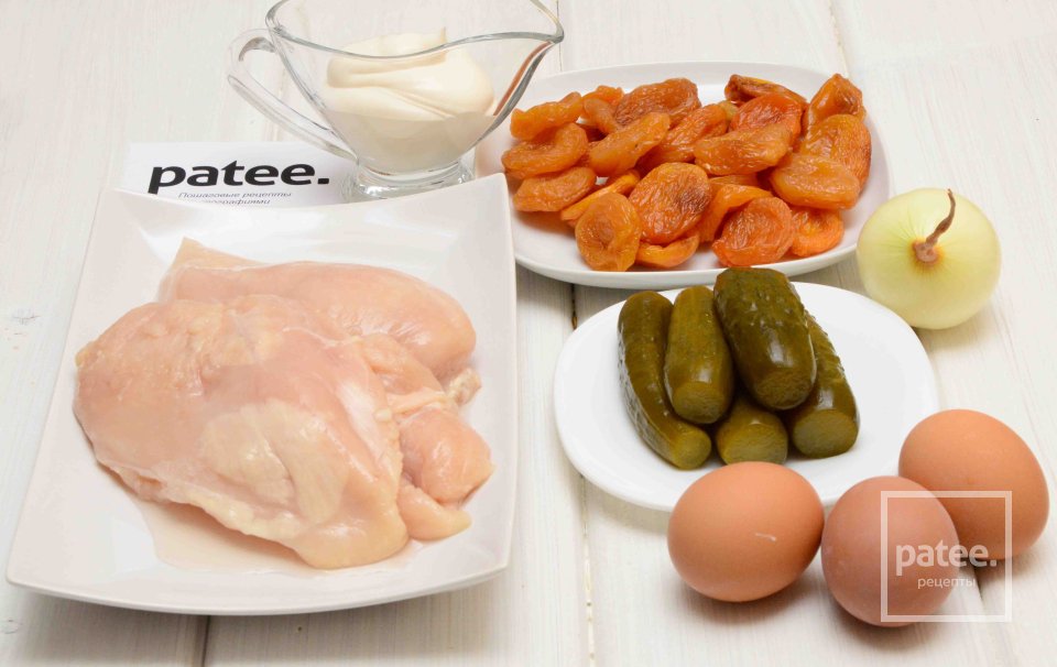 Салат с куриной грудкой и курагой - Шаг 1