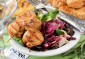 Куриные шашлычки на шпажках из розмарина