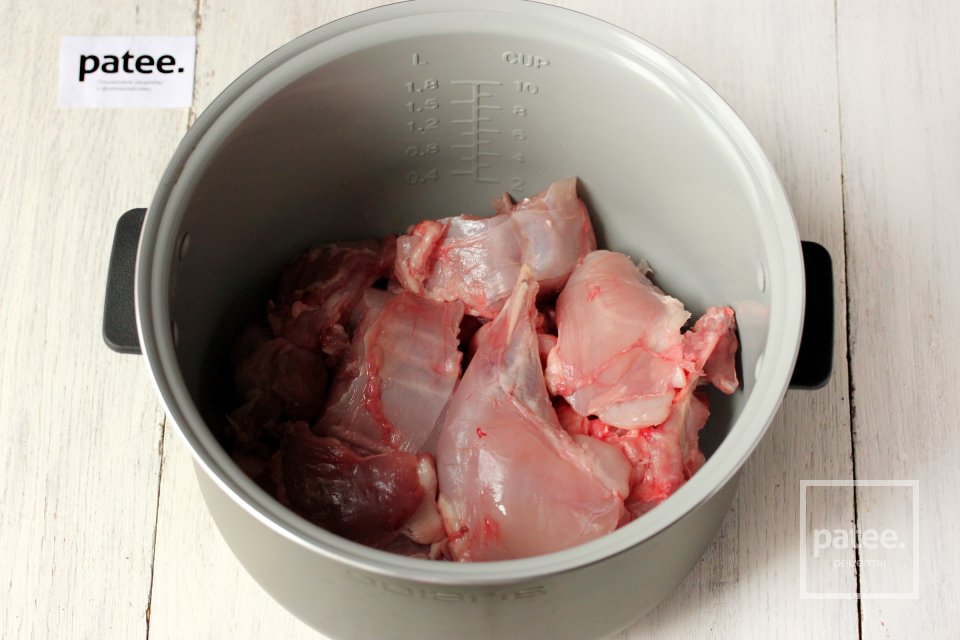 Кролик, тушеный с овощами в мультиварке - Шаг 2