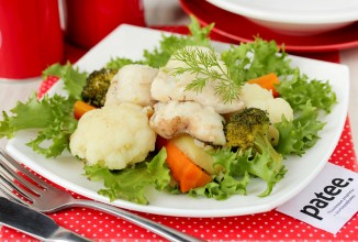 Судак с овощами на пару в мультиварке