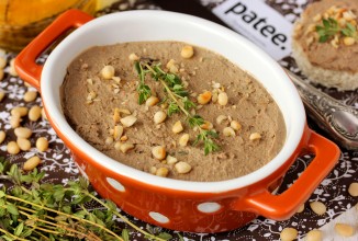 Паштет из куриной печени с кедровыми орешками и тимьяном