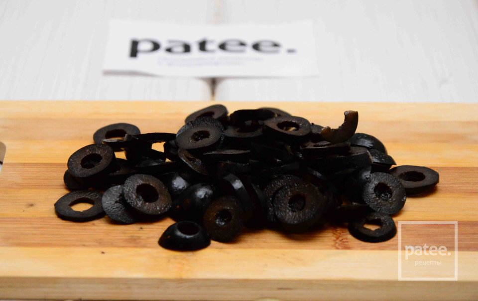 Пицца с салями и зеленью - Шаг 4