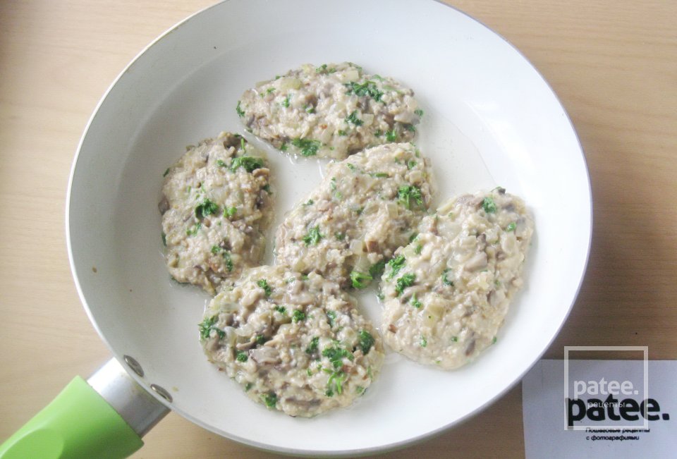 Котлеты из овсяных хлопьев с грибами - Шаг 13