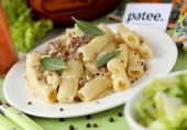 Макароны с фаршем и омлетом в мультиварке