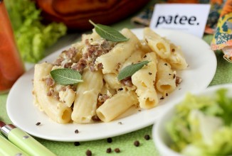 Макароны с фаршем и омлетом в мультиварке