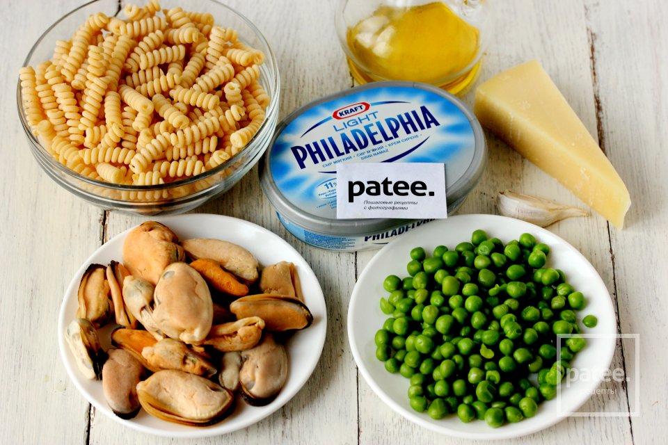 Паста с мидиями, горошком и сыром филадельфия - Шаг 1