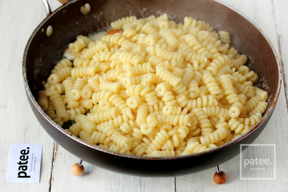 Паста с мидиями, горошком и сыром филадельфия - Шаг 8