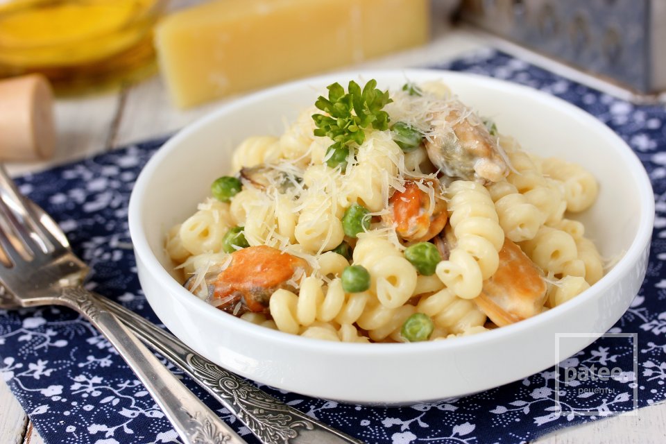 Паста с мидиями, горошком и сыром филадельфия - Шаг 10