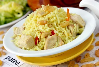 Рис с куриной грудкой и изюмом в мультиварке