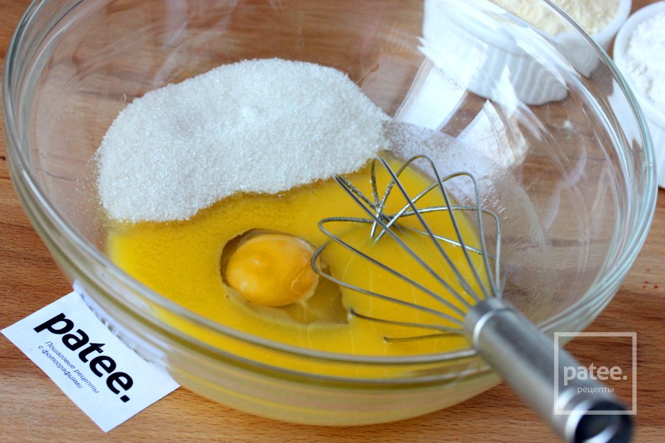 Кукурузные кексы с красной смородиной - Шаг 2