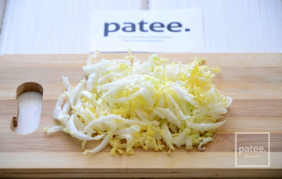 Салат с морепродуктами и пекинской капустой - Шаг 3