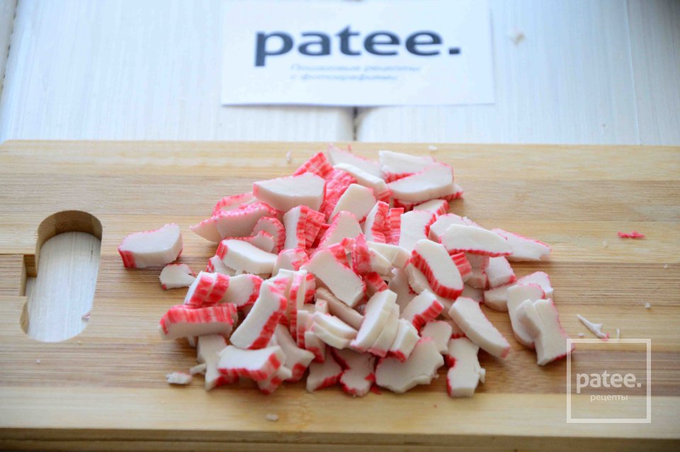 Салат с морепродуктами и пекинской капустой - Шаг 5