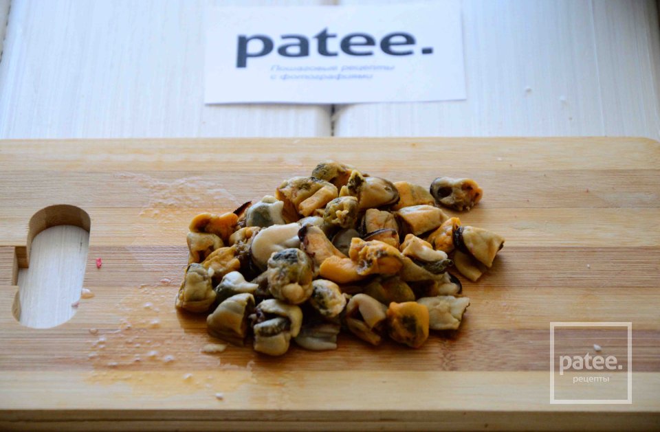 Салат с морепродуктами и пекинской капустой - Шаг 7