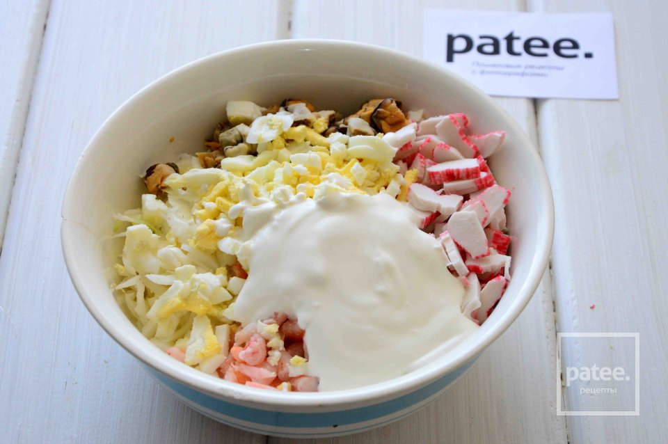 Салат с морепродуктами и пекинской капустой - Шаг 9