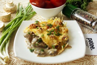 Куриная печень с грибами в сметане